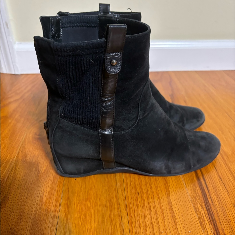 AQUATALIA Vamp Suede Wedge Bootie, Black Zippered Suede Flat Bootie Ankle Boots